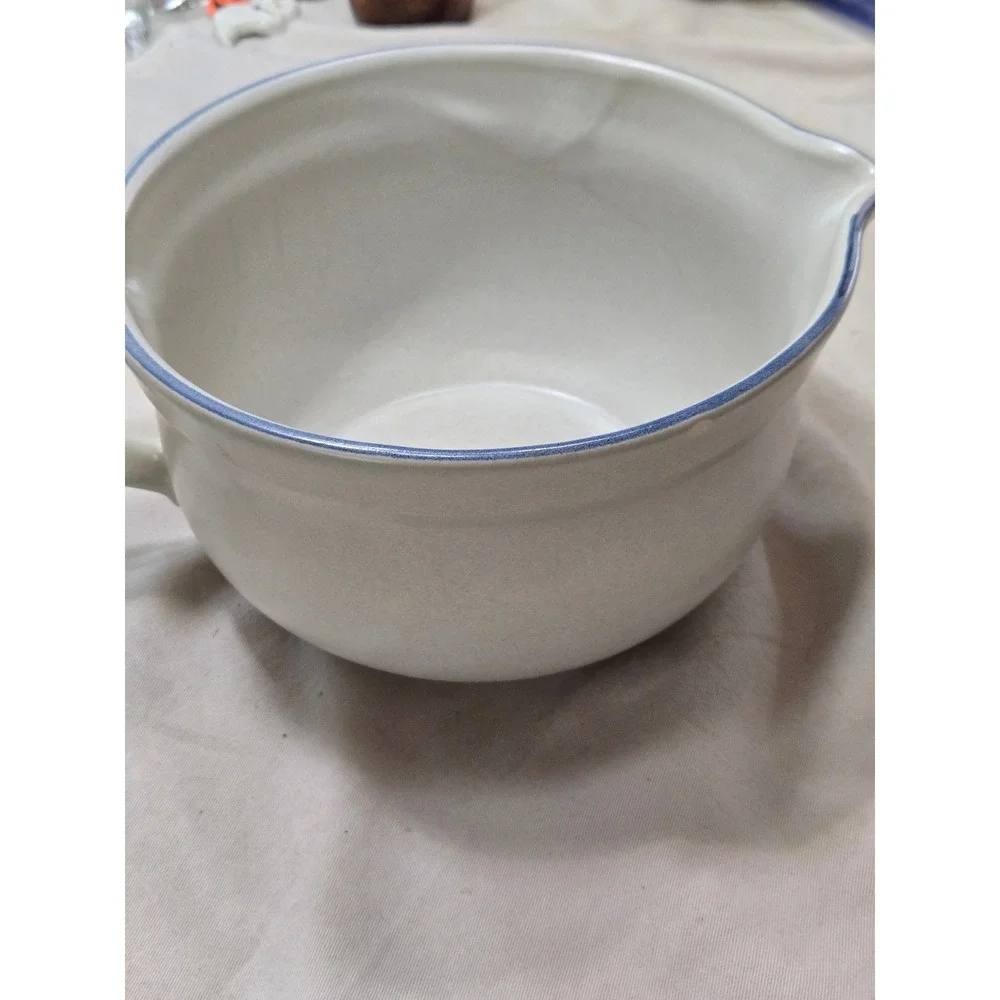Pfaltzgraff Yorktowne 2 Quart Batter Bowl with Spout and Handle Vintage Blue 464